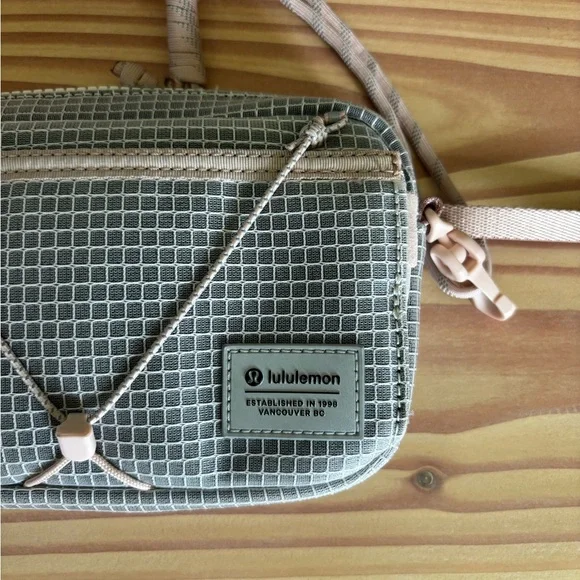 Lululemon Clippable Nano Pouch - Picture 2 of 8